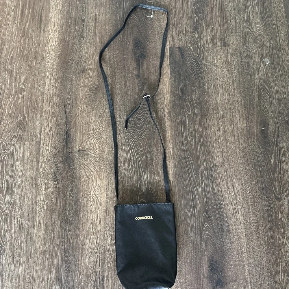 Corkcicle Black Carry Crossbody Sling Bag Vegan Leather Water Bottle Bag NEW